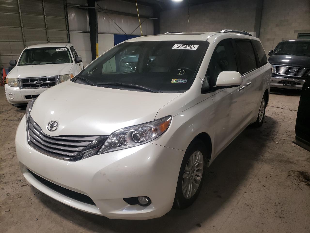 Photo 2 from auction – 2017 TOYOTA SIENNA XLE with VIN 5TDYZ3DC9HS853875