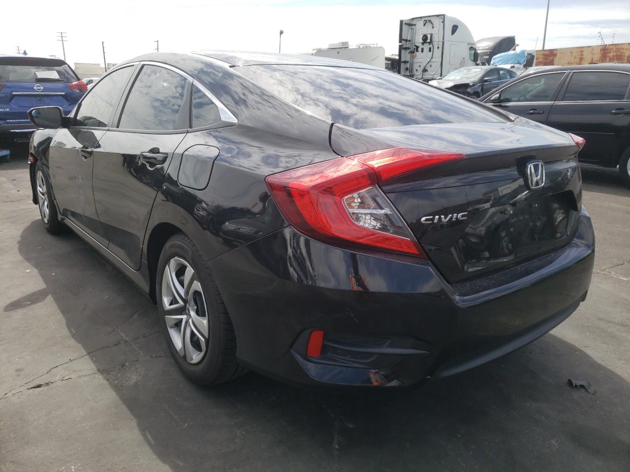 Photo 3 from auction – 2017 HONDA CIVIC LX with VIN 2HGFC2F54HH553887