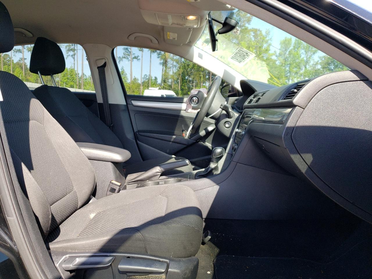 Photo 5 from auction – 2014 VOLKSWAGEN PASSAT S with VIN 1VWAT7A3XEC080973