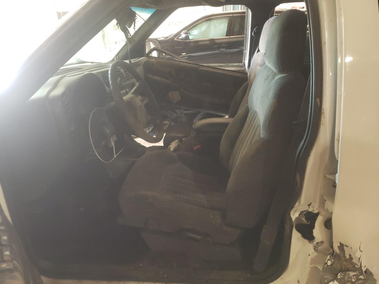 Photo 5 from auction – 2000 CHEVROLET BLAZER with VIN 1GNDT13W1Y2328498