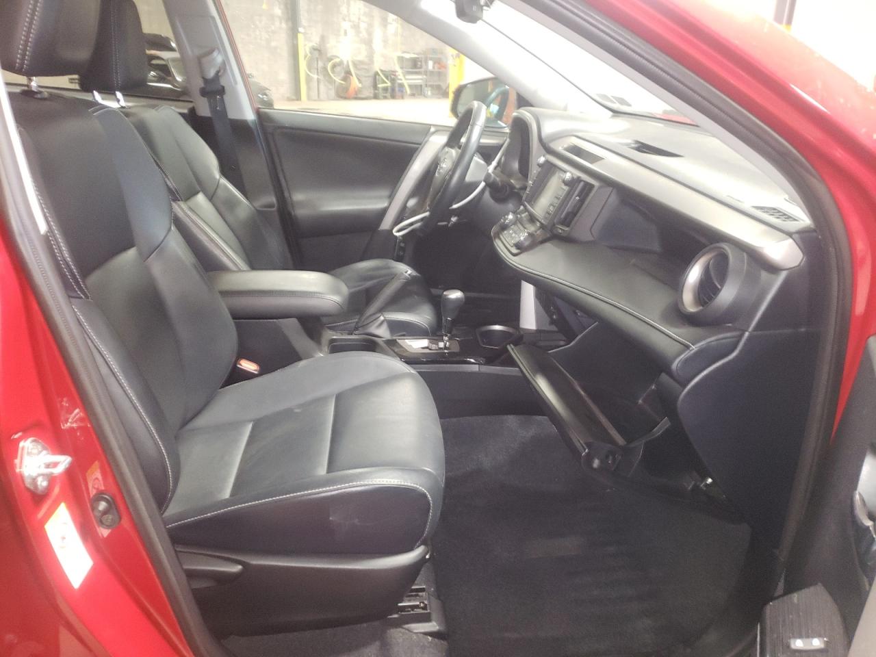 Photo 5 from auction – 2016 TOYOTA RAV4 LIMIT with VIN 2T3DFREV0GW480040