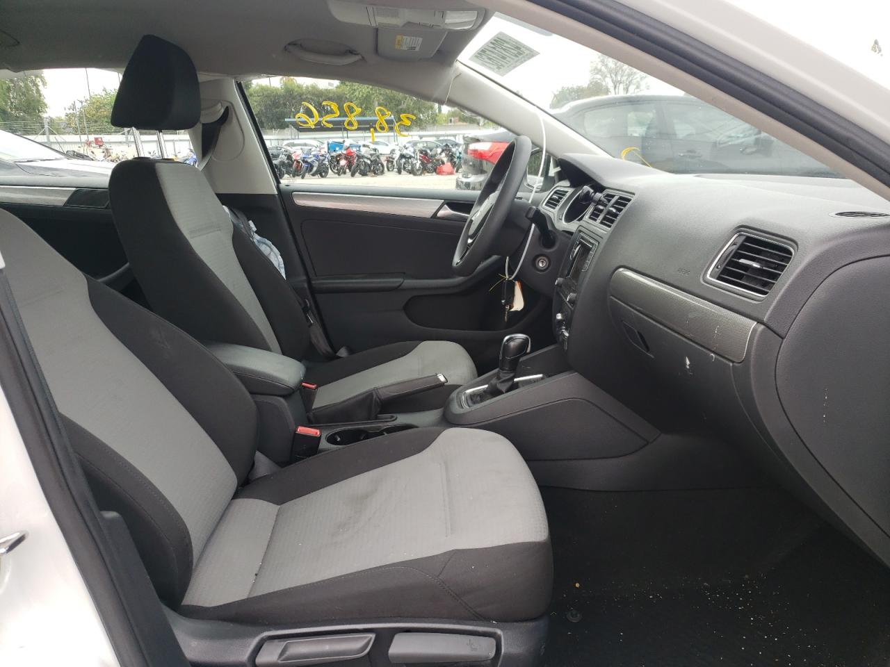 Photo 5 from auction – 2017 VOLKSWAGEN JETTA S with VIN 3VW2B7AJ9HM235490
