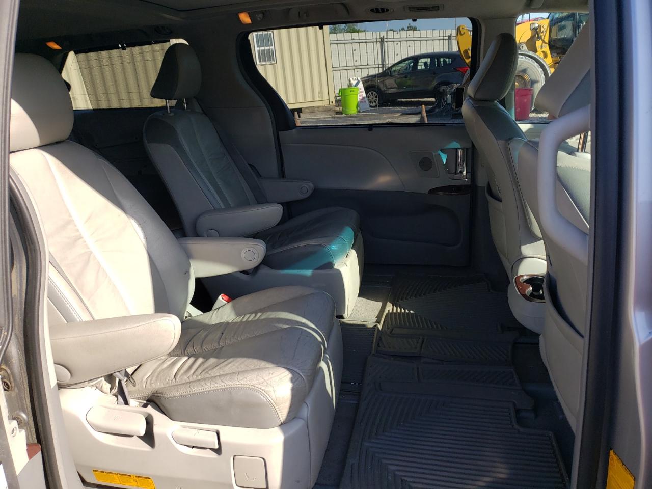 Photo 6 from auction – 2011 TOYOTA SIENNA XLE with VIN 5TDYK3DC5BS034163