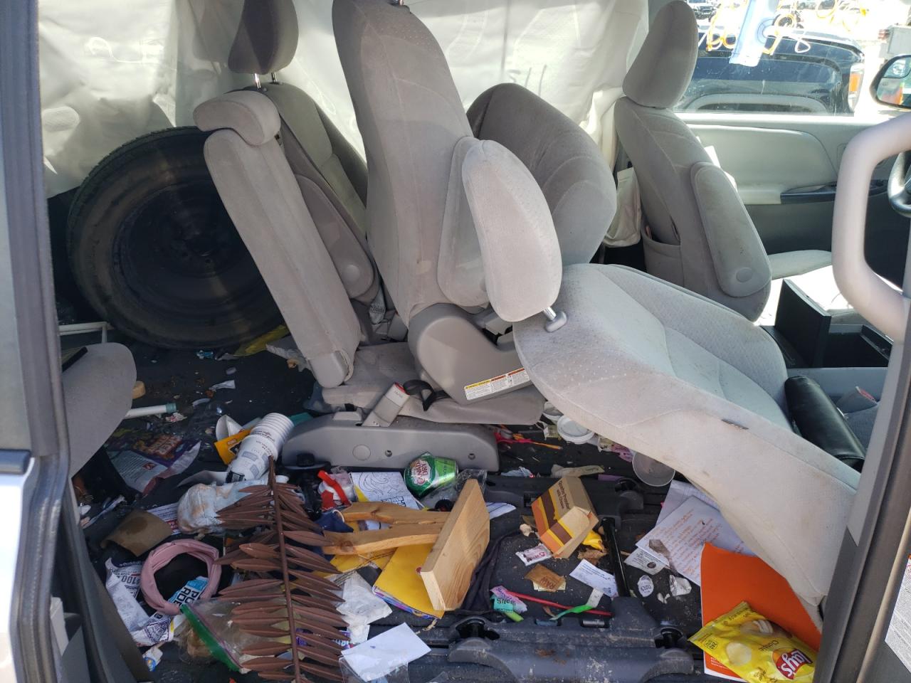 Photo 6 from auction – 2015 TOYOTA SIENNA LE with VIN 5TDKK3DC2FS554588