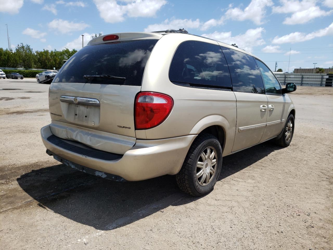 Photo 4 from auction – 2005 CHRYSLER TOWN & COU with VIN 2C8GP54L55R559826