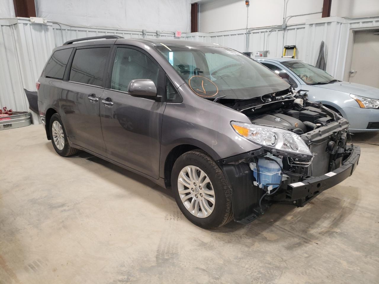 TOYOTA SIENNA XLE 2017 with VIN 5TDYZ3DCXHS854646 - Photo from auction