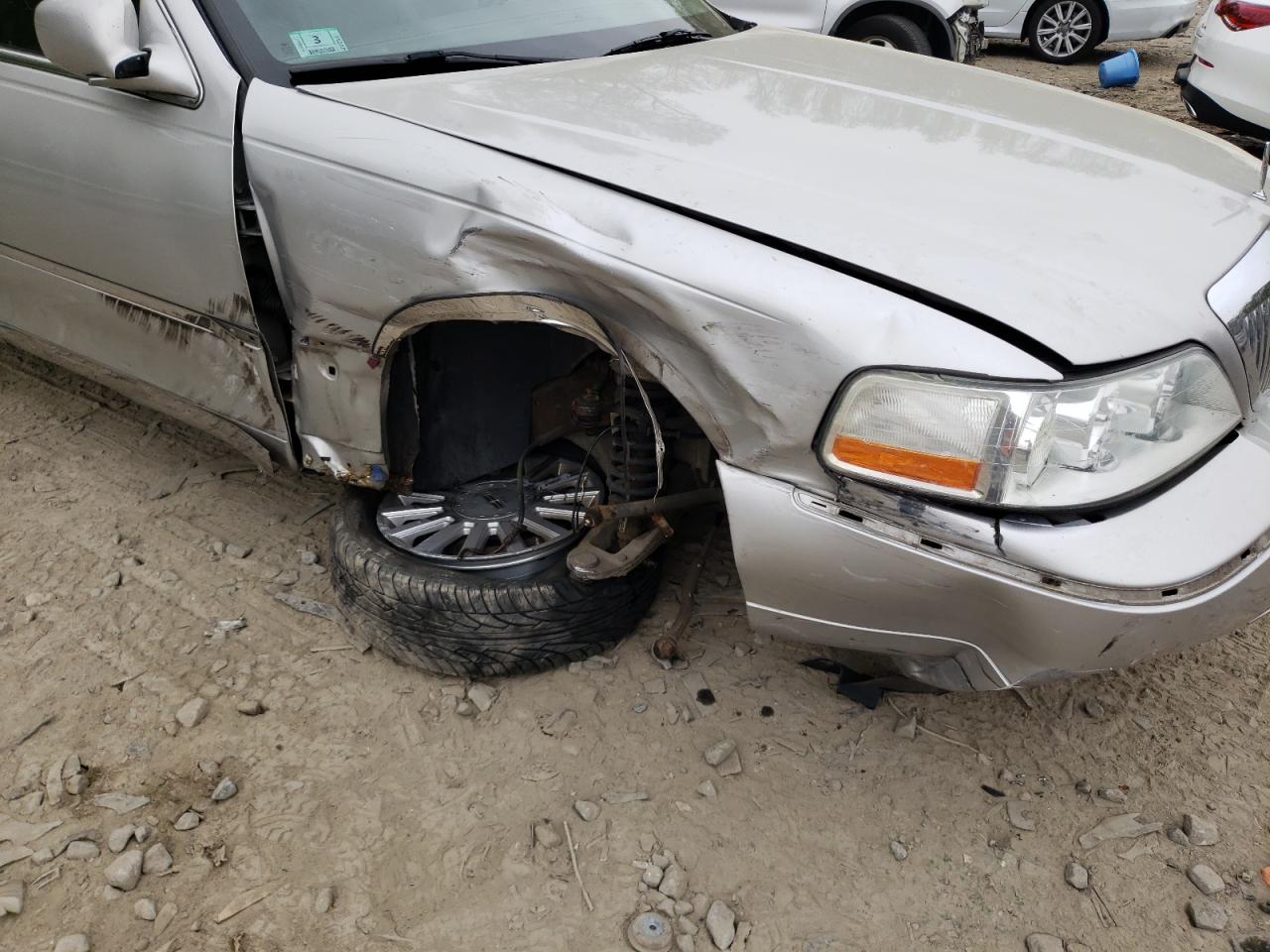Photo 9 from auction – 2003 LINCOLN TOWN CAR S with VIN 1LNHM82W63Y694802