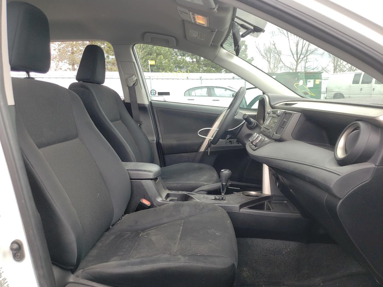 Photo 5 from auction – 2015 TOYOTA RAV4 LE with VIN 2T3BFREV9FW369993