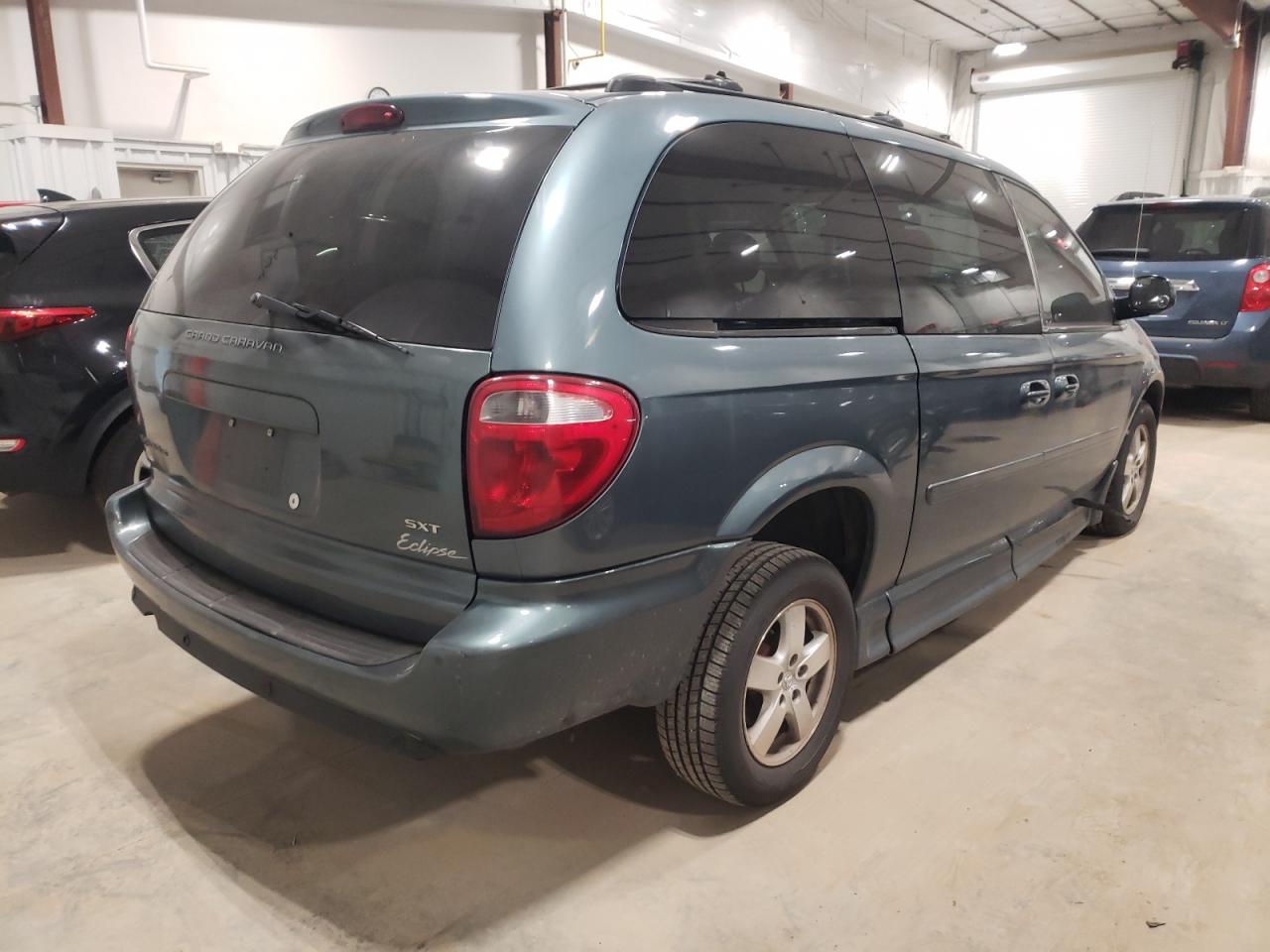 Photo 4 from auction – 2005 DODGE GRAND CARA with VIN 2D8GP44L95R447303