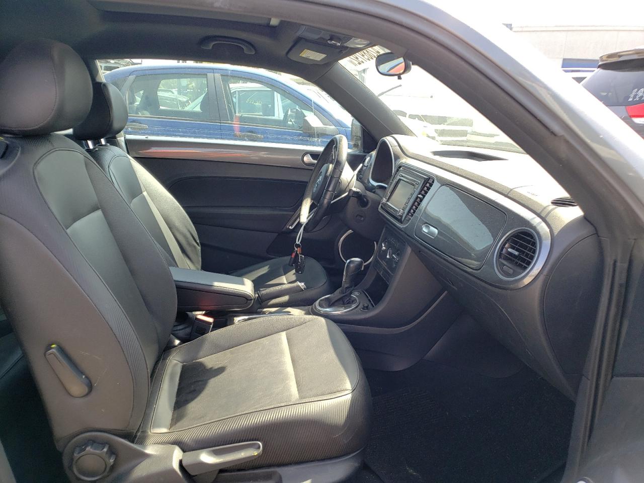 Photo 5 from auction – 2012 VOLKSWAGEN BEETLE with VIN 3VWJP7AT7CM633255