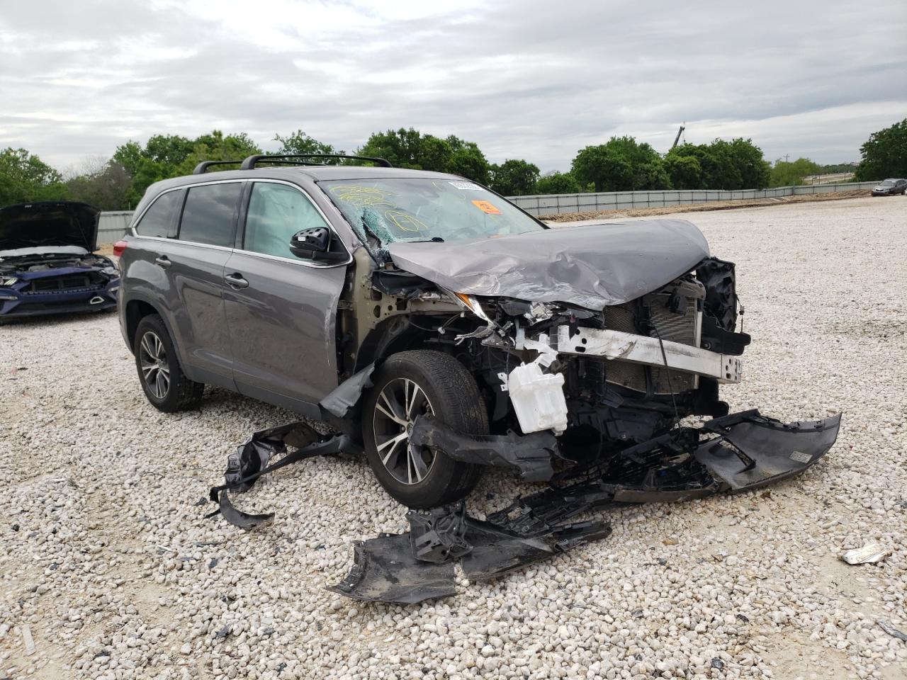 TOYOTA HIGHLANDER 2019 with VIN 5TDZARFH3KS042636 - Photo from auction
