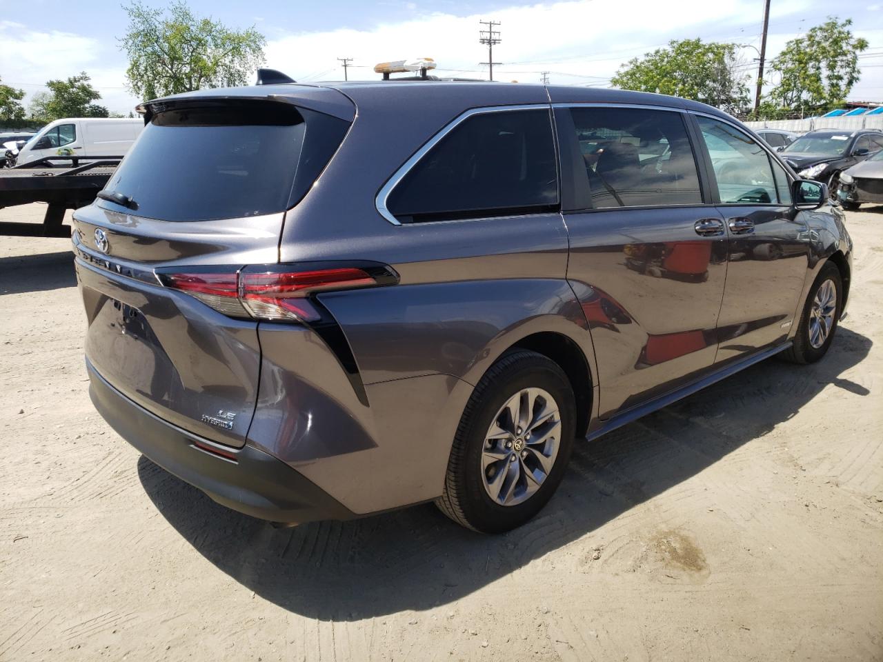 Photo 4 from auction – 2021 TOYOTA SIENNA LE with VIN 5TDKRKEC6MS023850