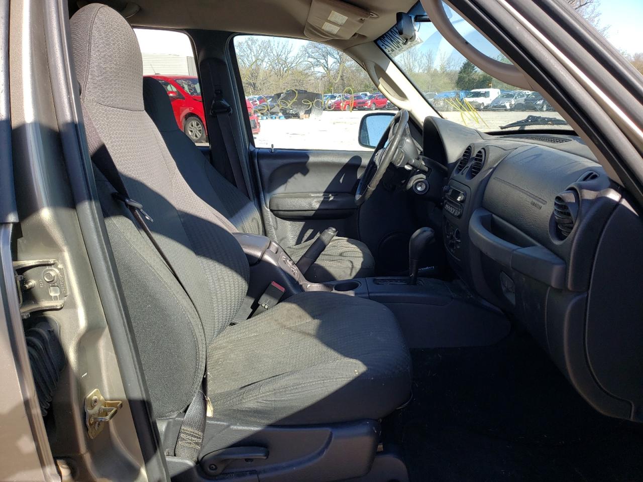 Photo 5 from auction – 2004 JEEP LIBERTY SP with VIN 1J4GL48K64W249693