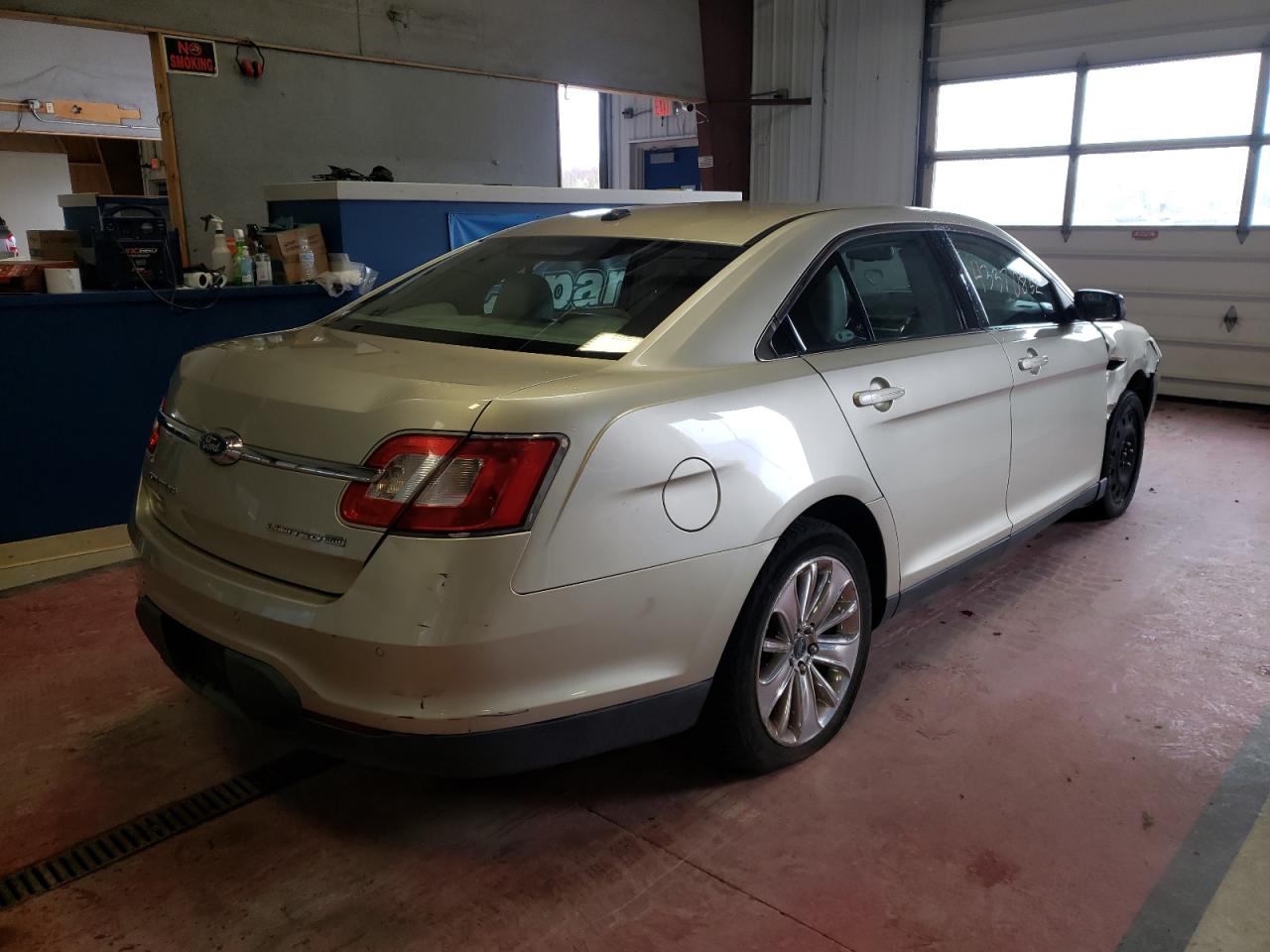 Photo 4 from auction – 2010 FORD TAURUS LIM with VIN 1FAHP2JW1AG143504