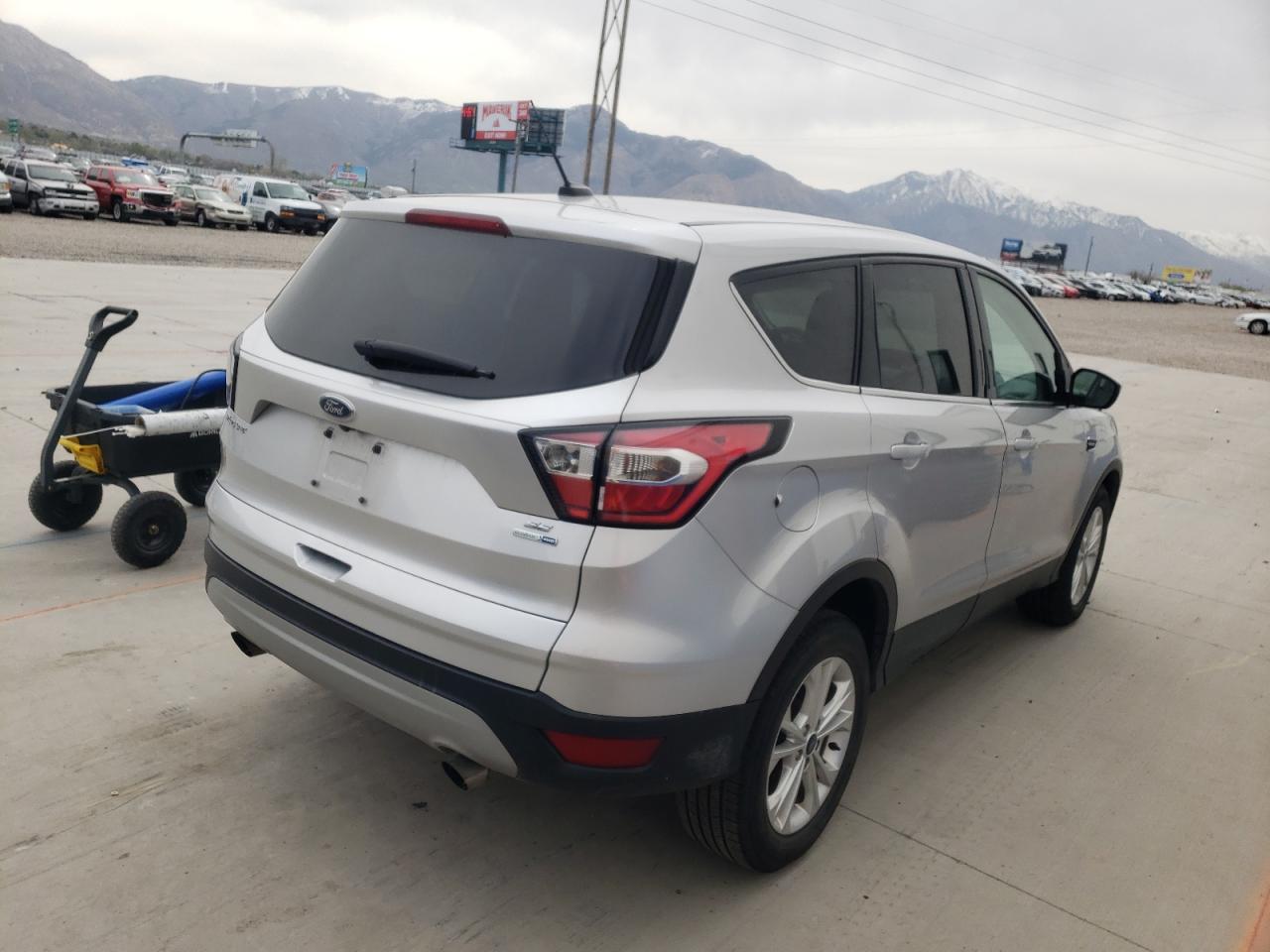 Photo 4 from auction – 2017 FORD ESCAPE SE with VIN 1FMCU9GD0HUC25811