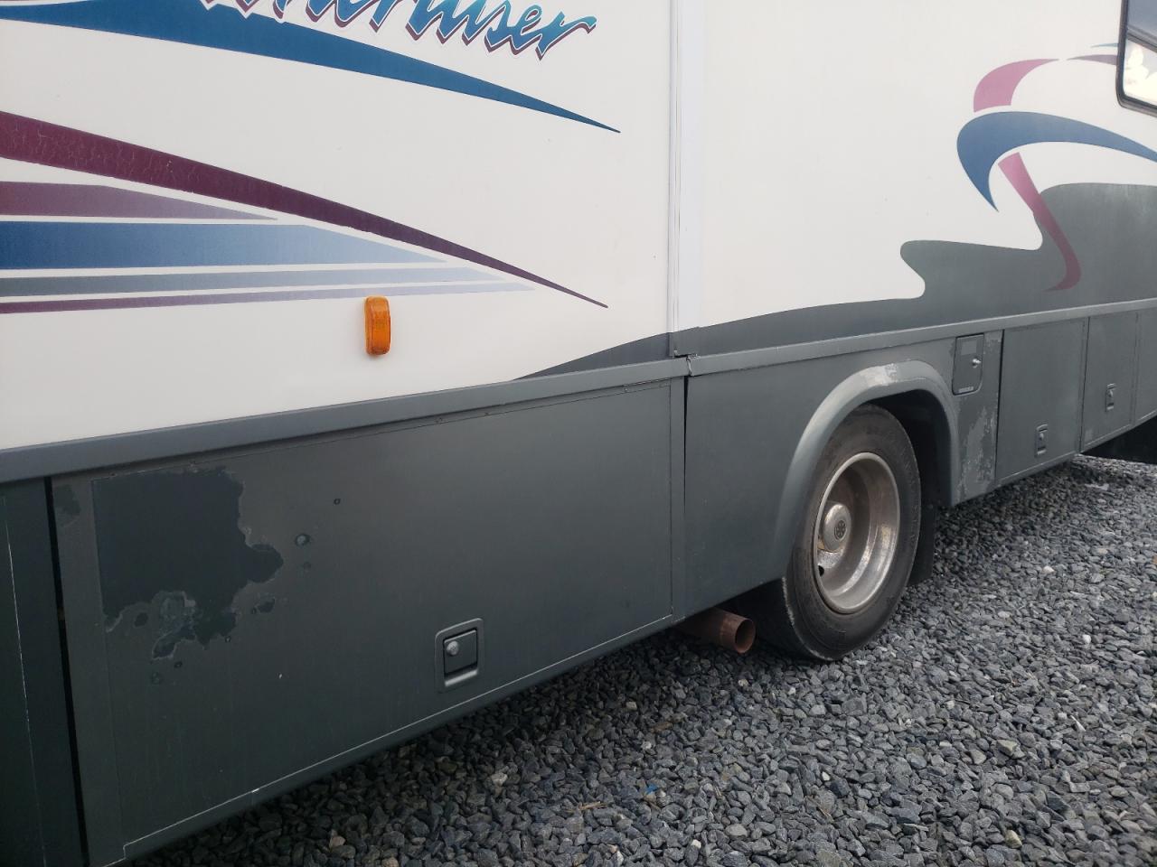 Photo 9 from auction – 2000 WINNEBAGO RV with VIN 1FCNF53S1Y0A04262
