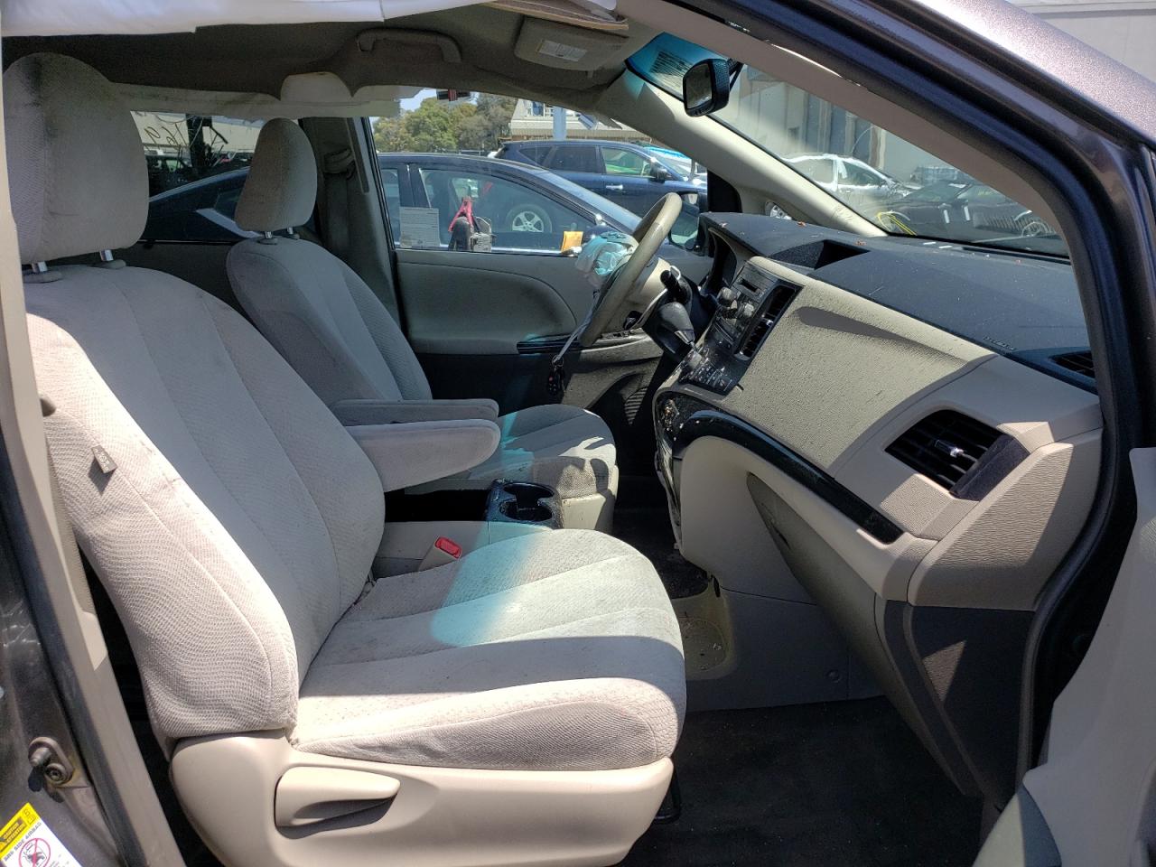 Photo 5 from auction – 2014 TOYOTA SIENNA LE with VIN 5TDKK3DC7ES482902
