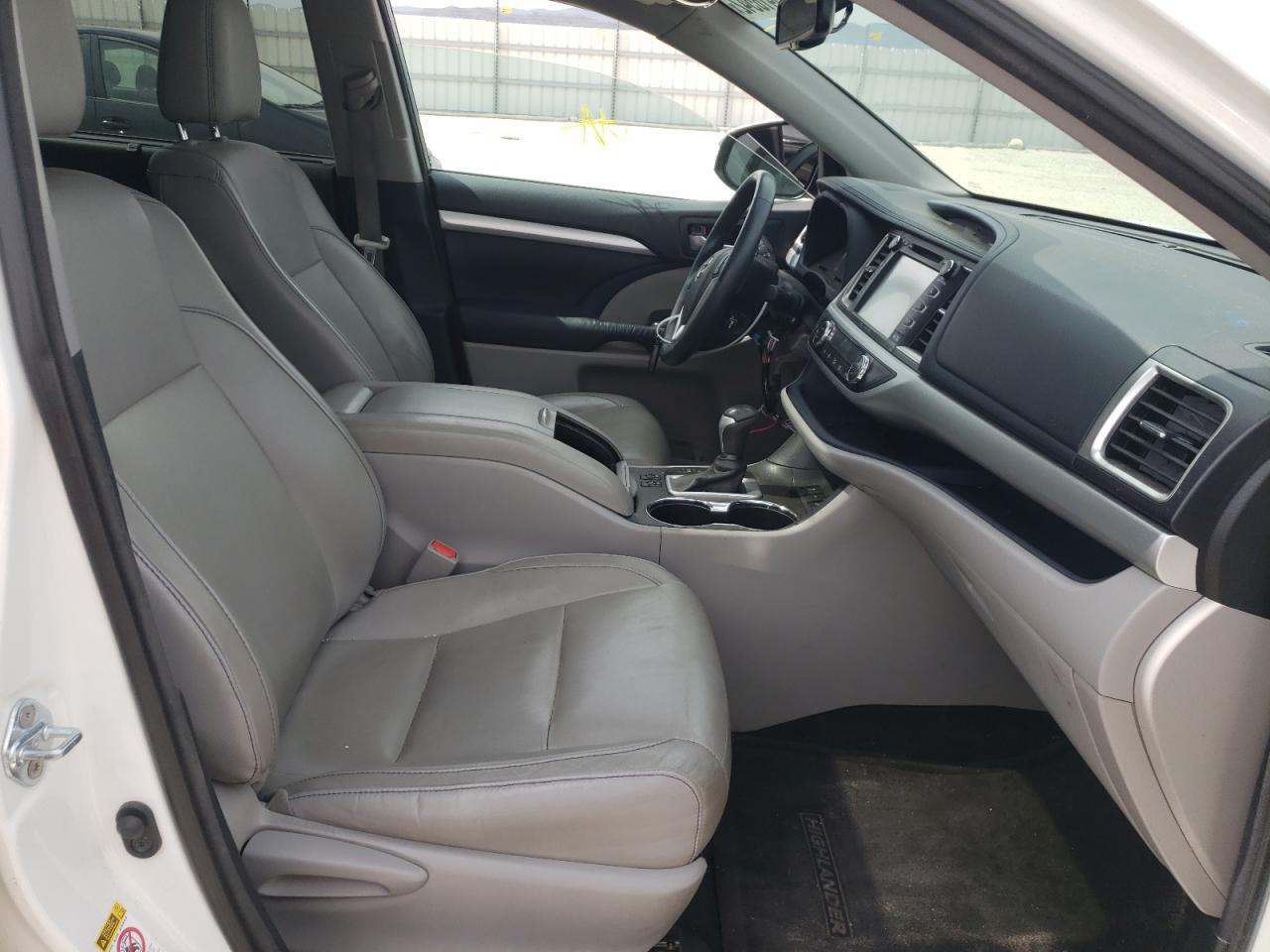 Photo 5 from auction – 2016 TOYOTA HIGHLANDER with VIN 5TDJKRFH6GS293328