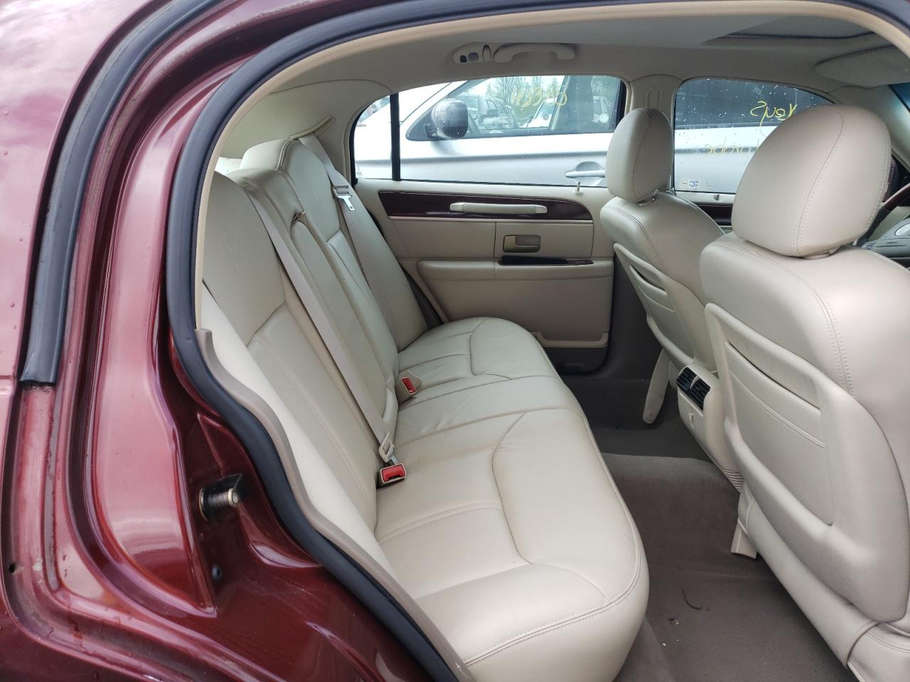 Photo 6 from auction – 2004 LINCOLN TOWN CAR U with VIN 1LNHM83W44Y650958