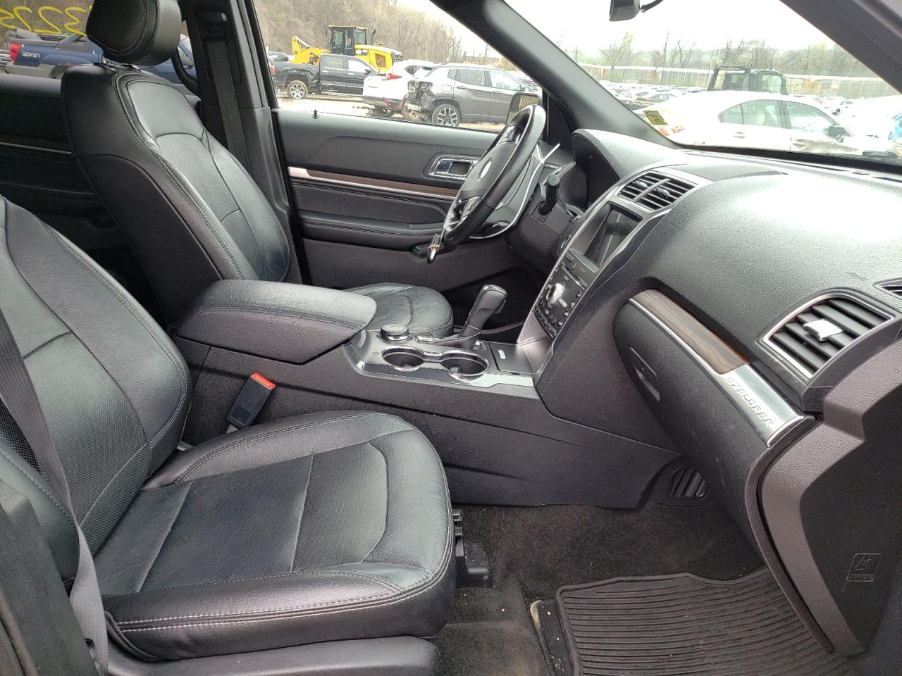 Photo 5 from auction – 2017 FORD EXPLORER L with VIN 1FM5K8F8XHGB81327