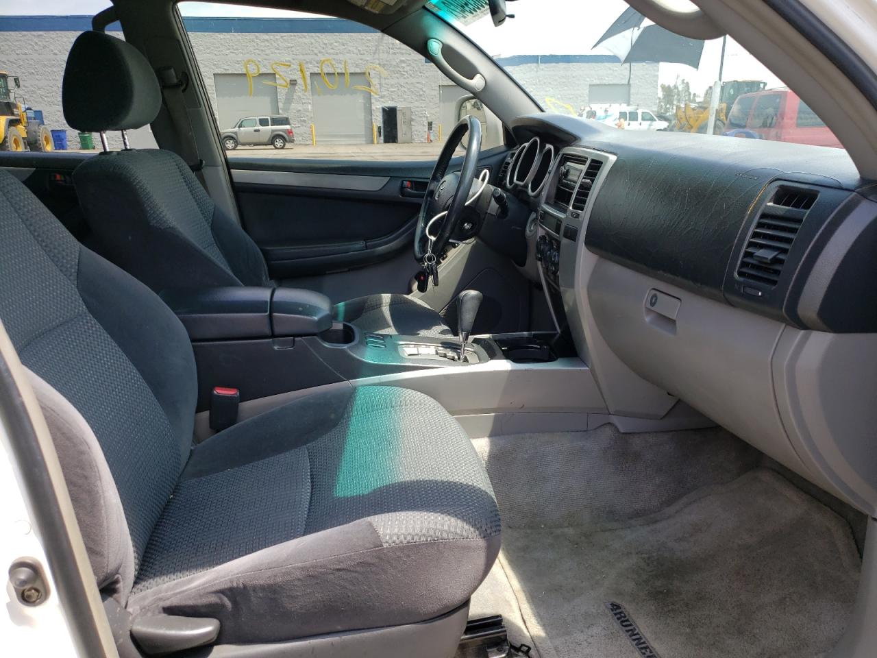 Photo 5 from auction – 2003 TOYOTA 4RUNNER SR with VIN JTEZT14R630013753