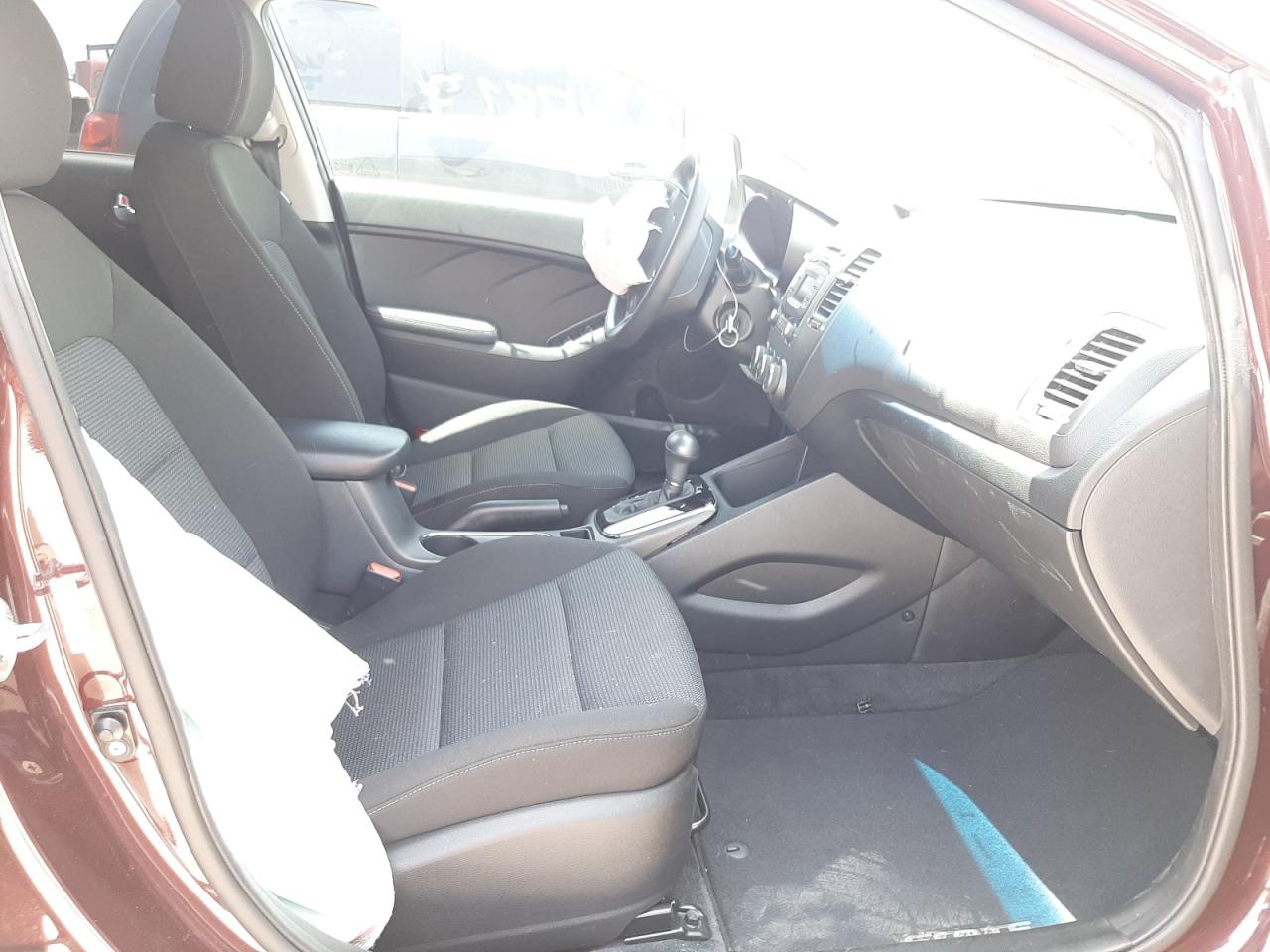 Photo 5 from auction – 2017 KIA FORTE LX with VIN 3KPFK4A76HE018383