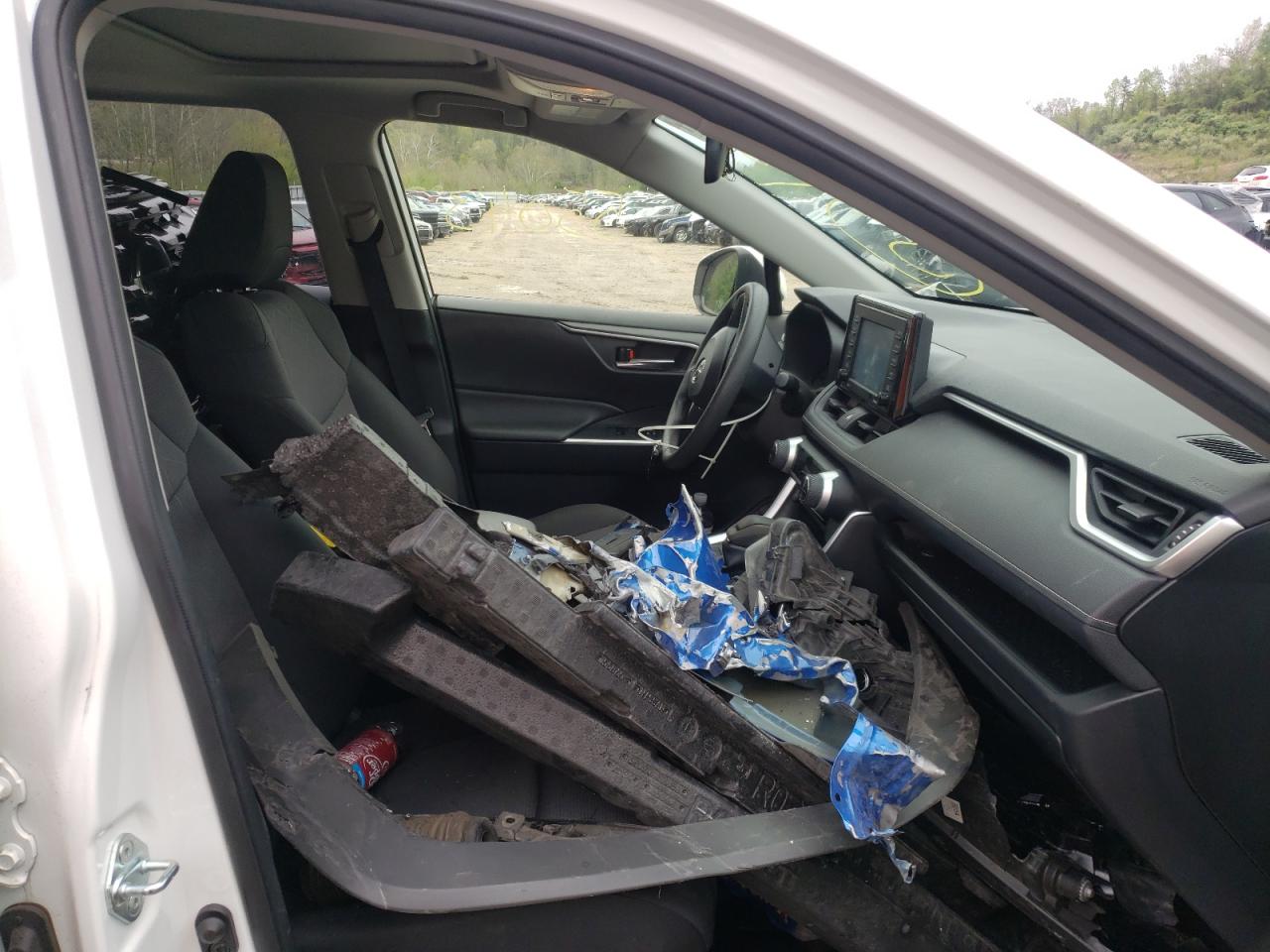 Photo 5 from auction – 2019 TOYOTA RAV4 XLE with VIN JTMP1RFV3KD023240