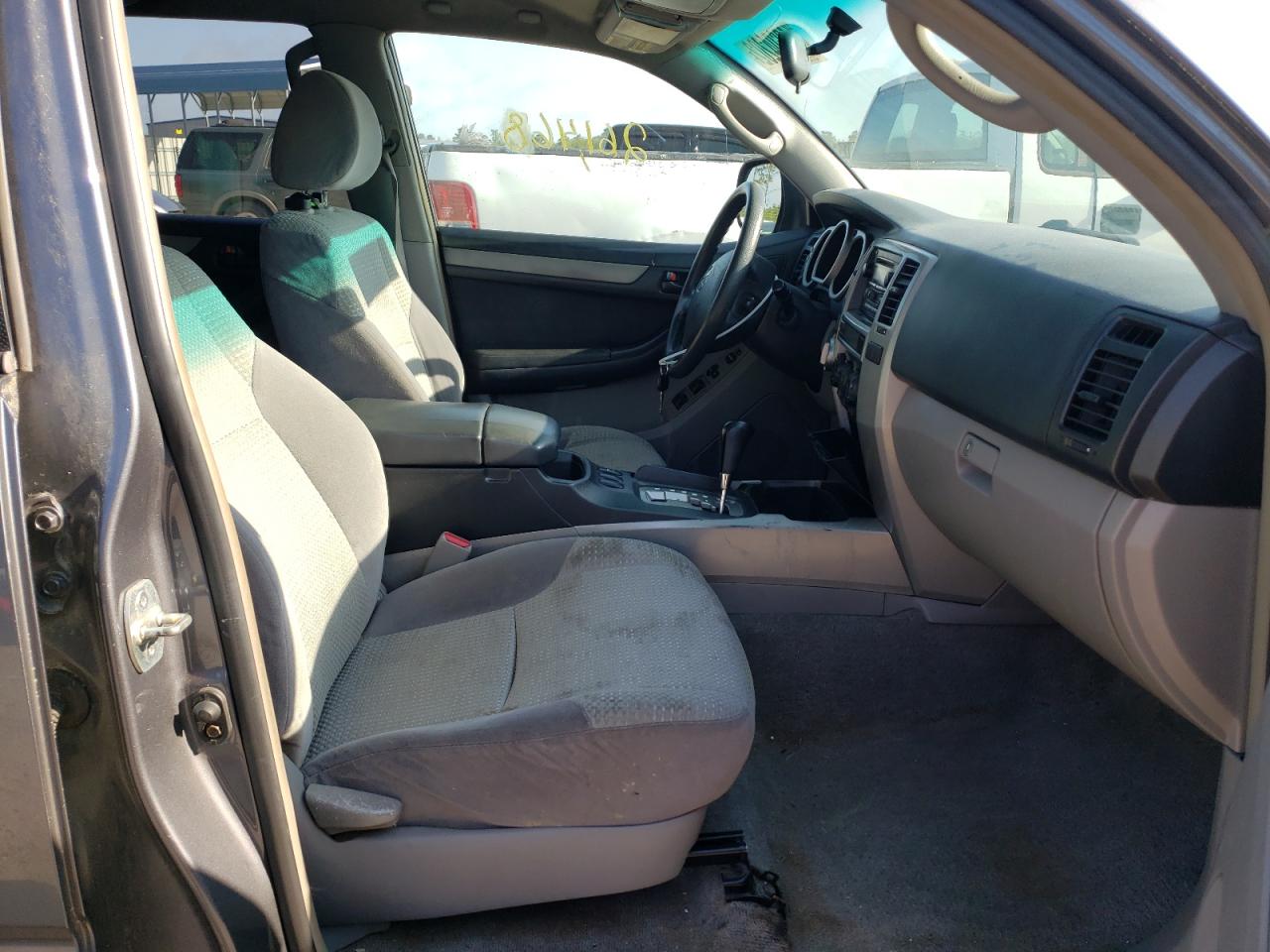 Photo 5 from auction – 2004 TOYOTA 4RUNNER SR with VIN JTEBT14R440034362