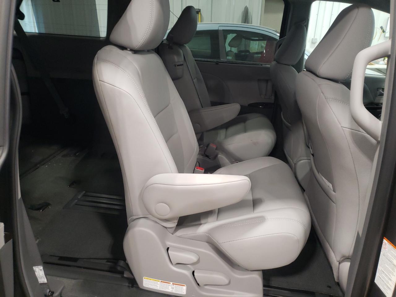 Photo 6 from auction – 2017 TOYOTA SIENNA XLE with VIN 5TDYZ3DCXHS854646