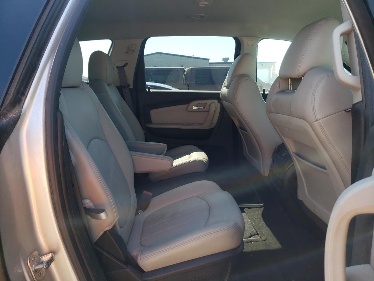 Photo 6 from auction – 2011 CHEVROLET TRAVERSE L with VIN 1GNKVLEDXBJ398278