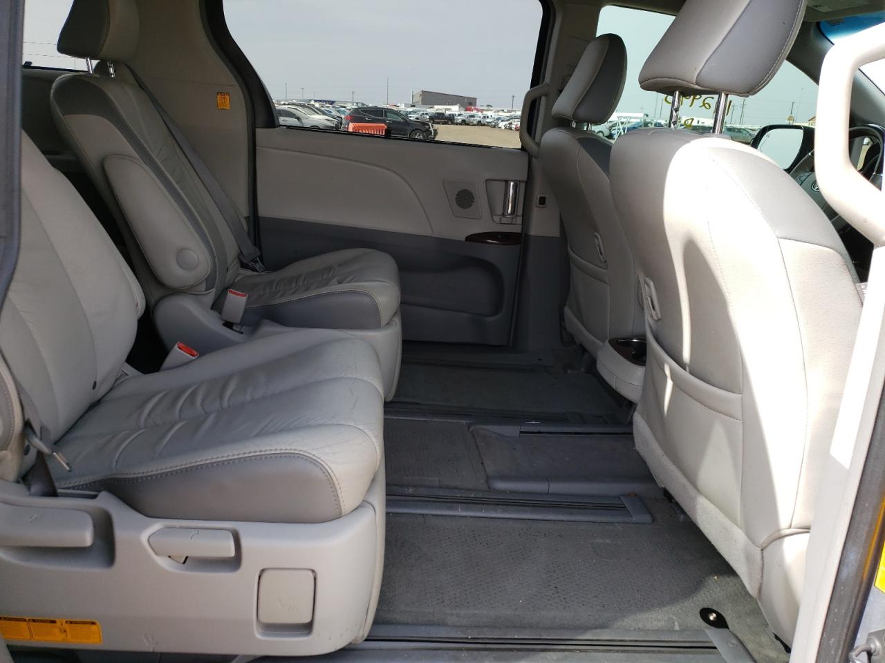 Photo 6 from auction – 2011 TOYOTA SIENNA XLE with VIN 5TDDK3DC7BS024619