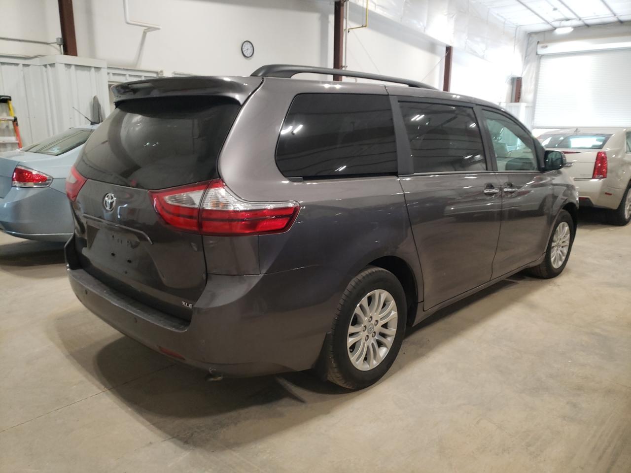 Photo 4 from auction – 2017 TOYOTA SIENNA XLE with VIN 5TDYZ3DCXHS854646