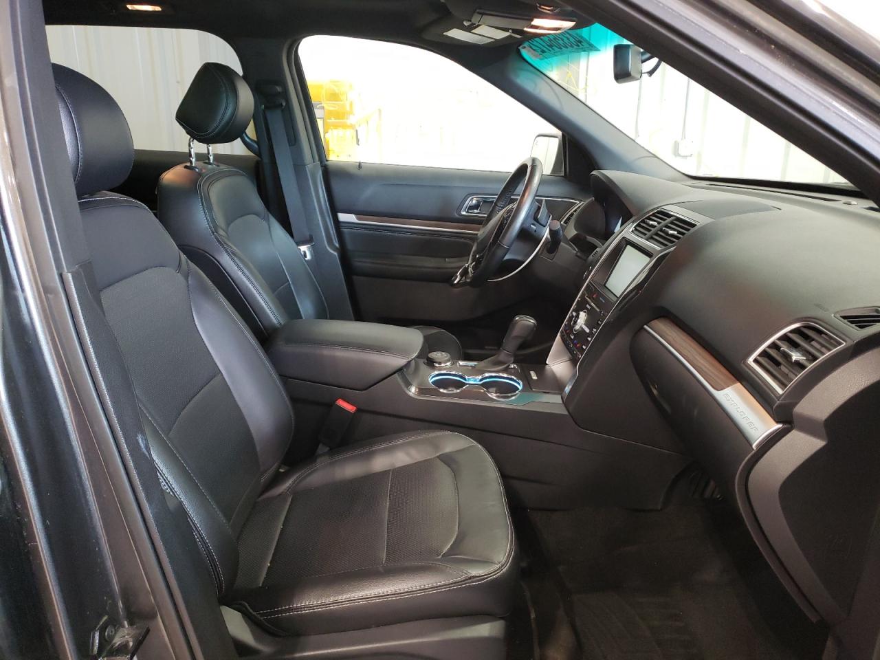 Photo 5 from auction – 2016 FORD EXPLORER L with VIN 1FM5K8F81GGB59814