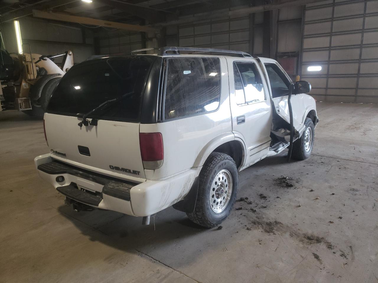 Photo 4 from auction – 2000 CHEVROLET BLAZER with VIN 1GNDT13W1Y2328498