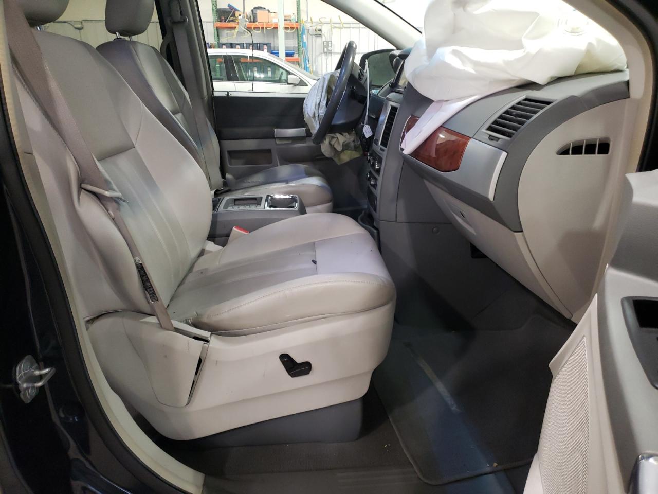 Photo 5 from auction – 2008 CHRYSLER TOWN & COU with VIN 2A8HR54P48R838636