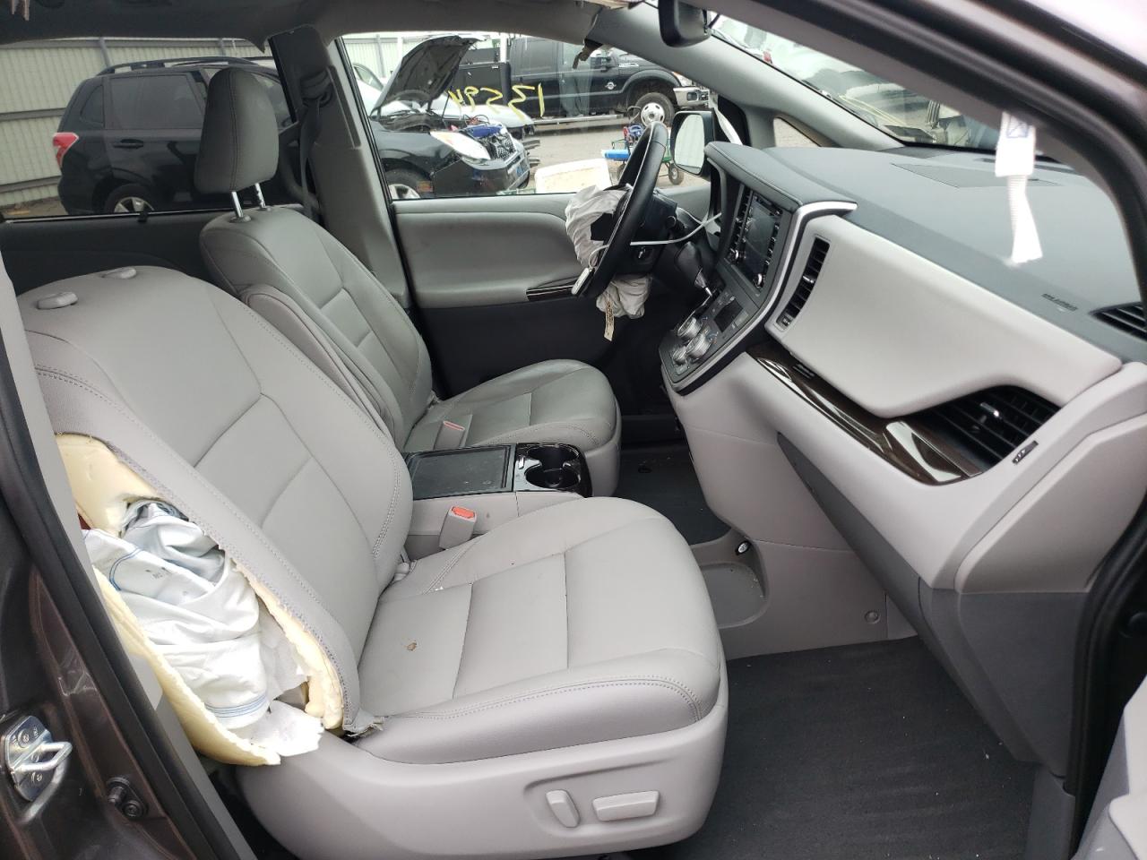 Photo 5 from auction – 2020 TOYOTA SIENNA XLE with VIN 5TDYZ3DC8LS032873