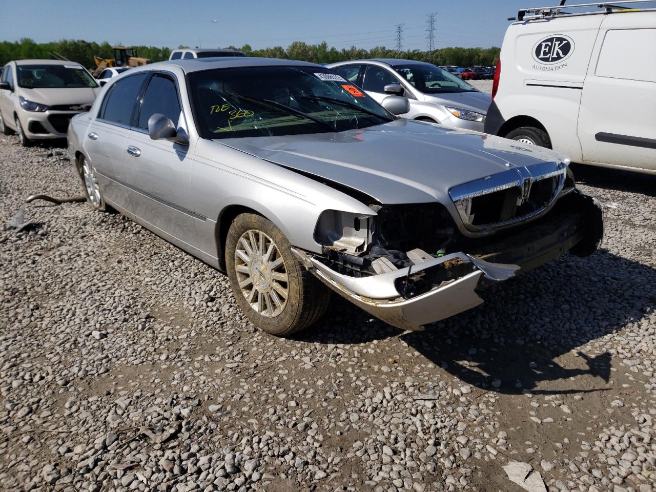 LINCOLN TOWN CAR U 2004 with VIN 1LNHM83W54Y676808 - Photo from auction