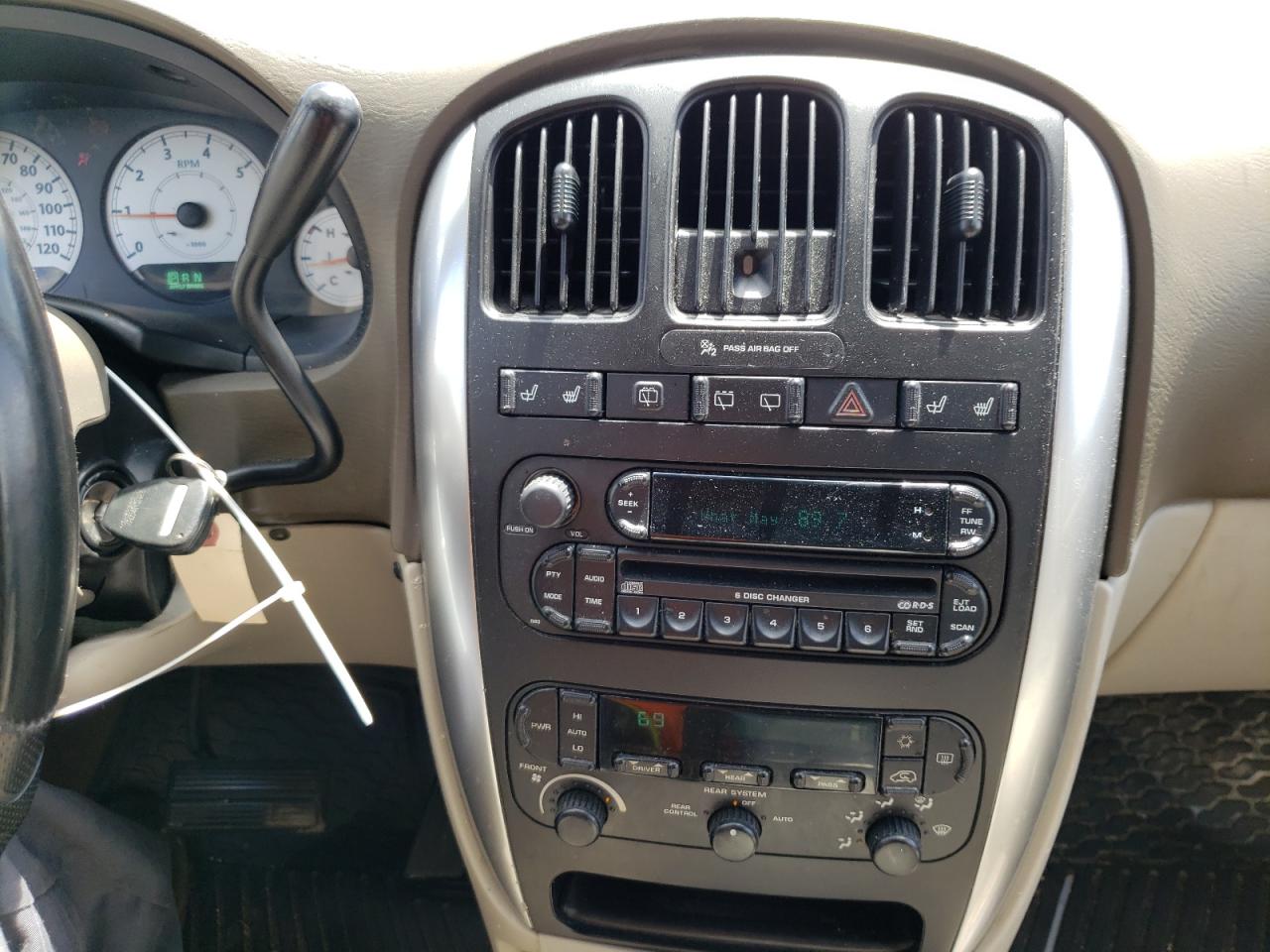 Photo 9 from auction – 2005 CHRYSLER TOWN & COU with VIN 2C8GP54L55R559826
