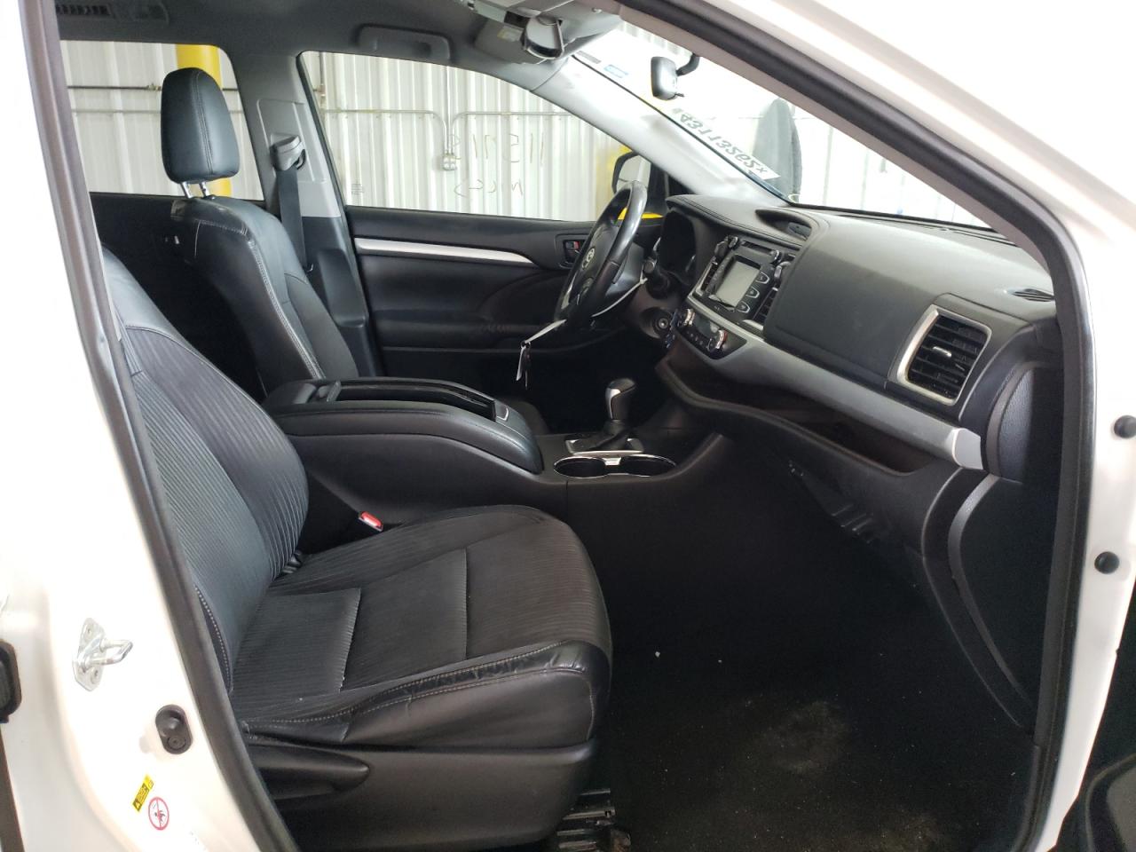 Photo 5 from auction – 2015 TOYOTA HIGHLANDER with VIN 5TDZKRFH8FS090264