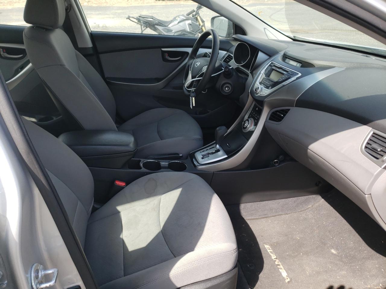 Photo 5 from auction – 2011 HYUNDAI ELANTRA GL with VIN KMHDH4AE7BU173064
