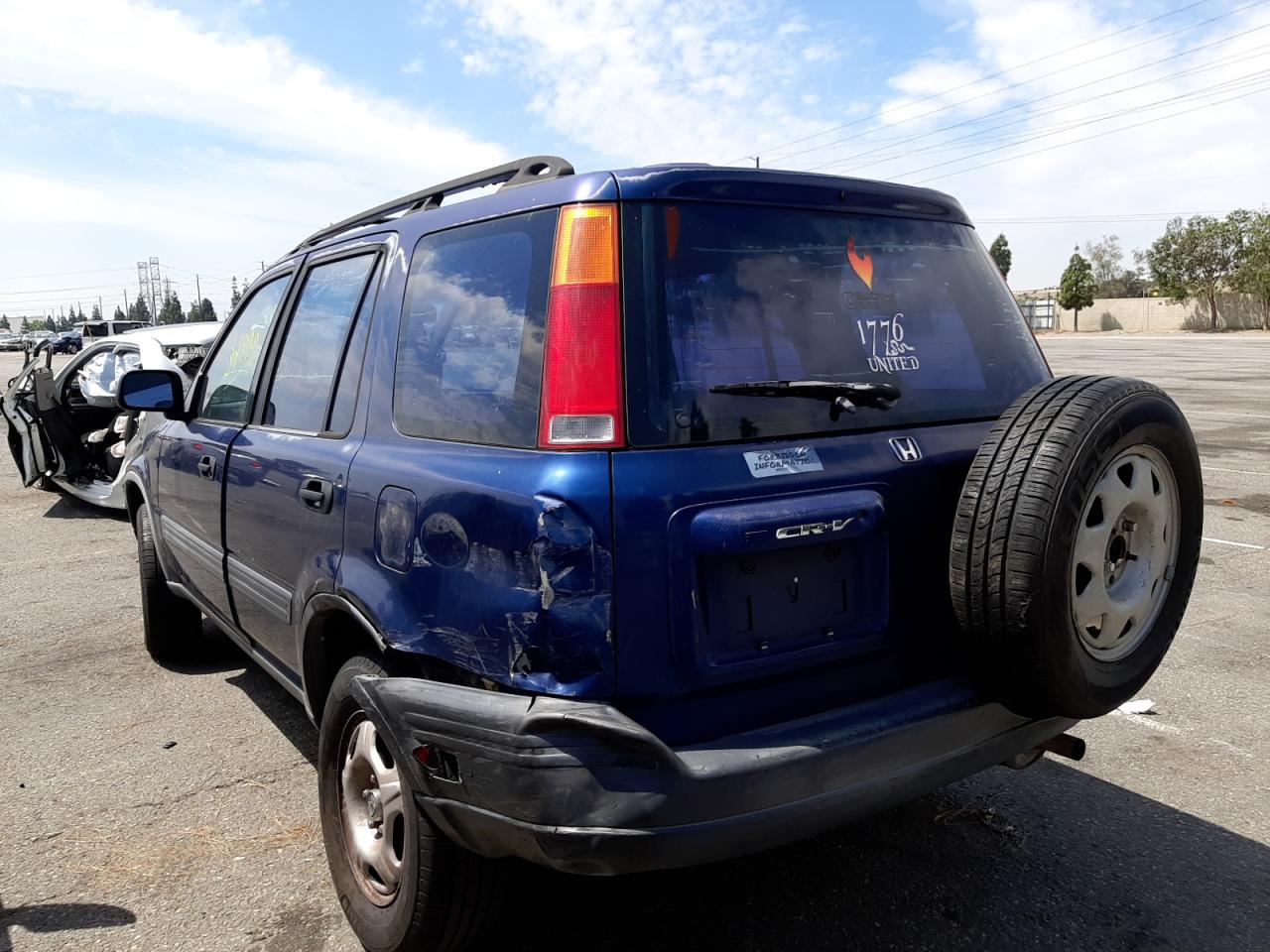 Photo 3 from auction – 1998 HONDA CR-V LX with VIN JHLRD2840WC011248