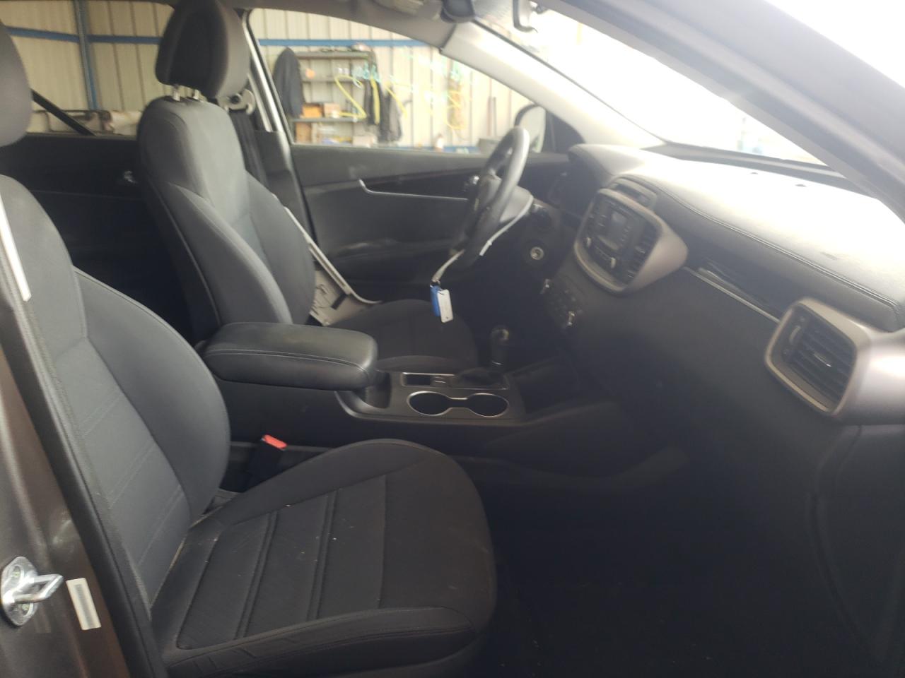 Photo 5 from auction – 2016 KIA SORENTO LX with VIN 5XYPG4A59GG014303