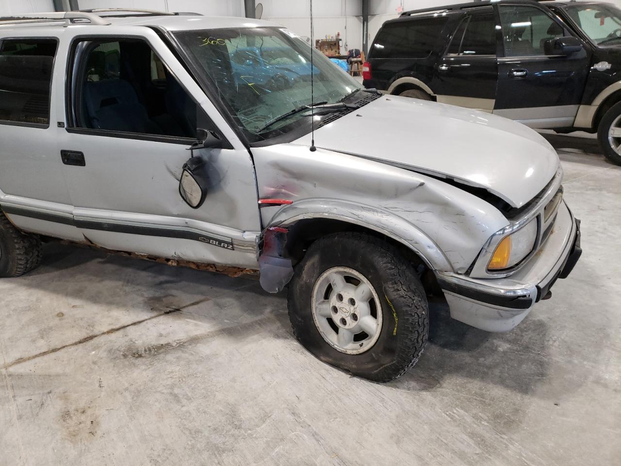Photo 9 from auction – 1995 CHEVROLET BLAZER with VIN 1GNDT13W9SK180608