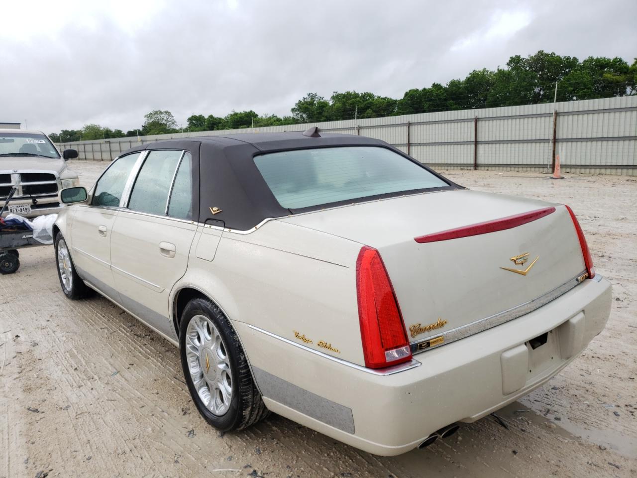 Photo 3 from auction – 2010 CADILLAC DTS with VIN 1G6KA5EY5AU104398