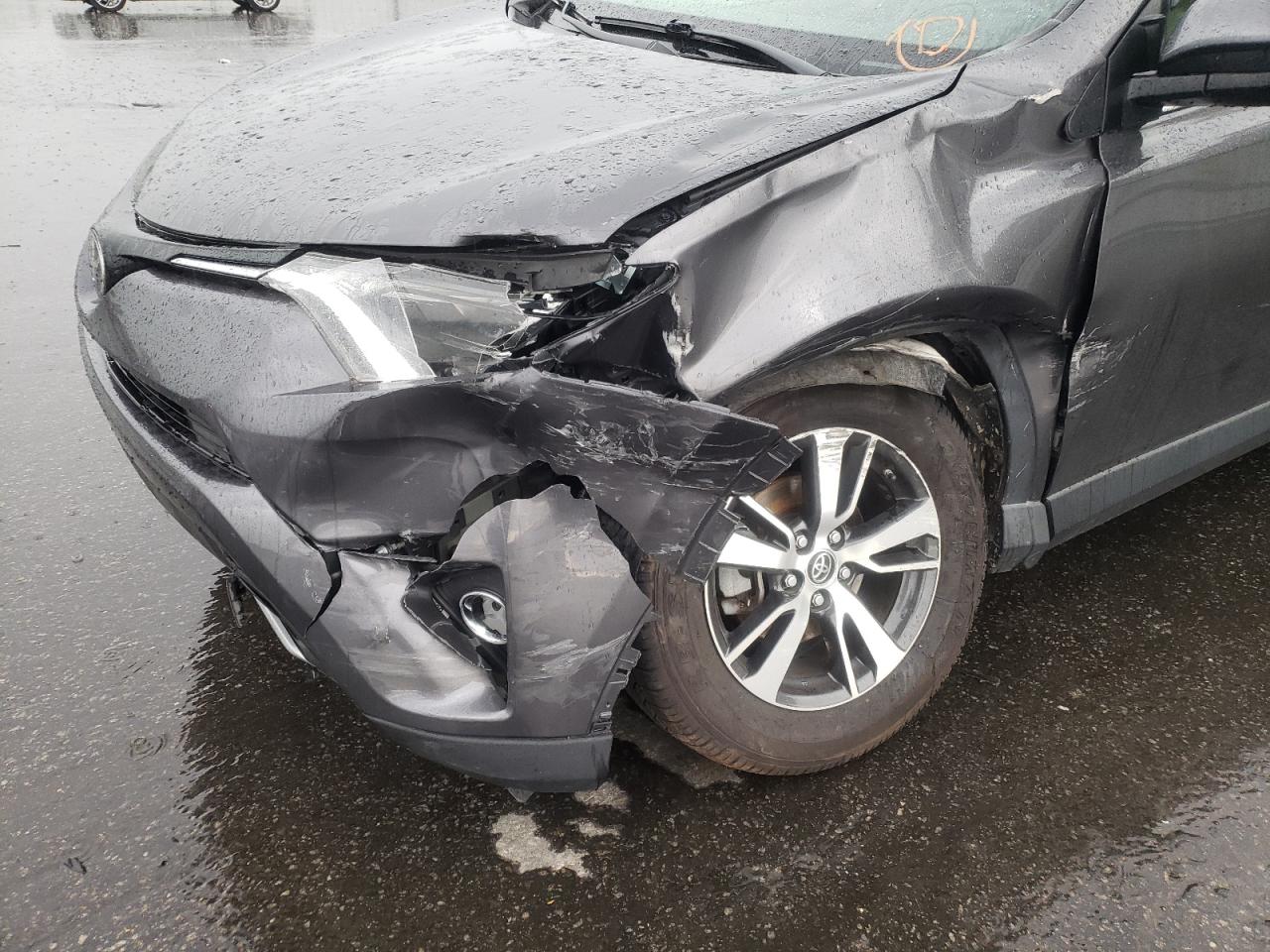 Photo 9 from auction – 2017 TOYOTA RAV4 XLE with VIN JTMWFREV1HJ703422
