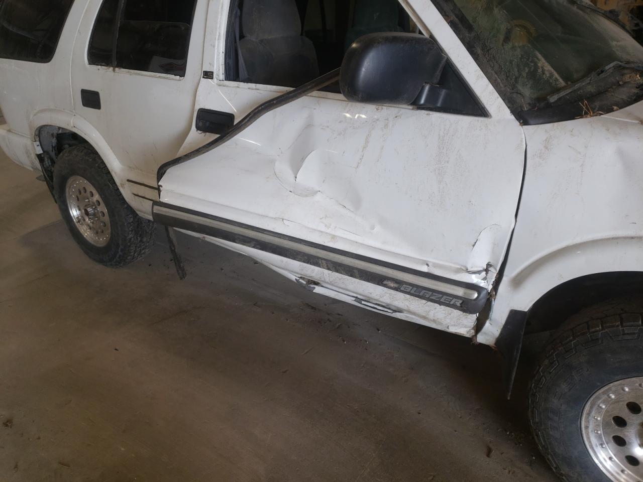 Photo 9 from auction – 2000 CHEVROLET BLAZER with VIN 1GNDT13W1Y2328498