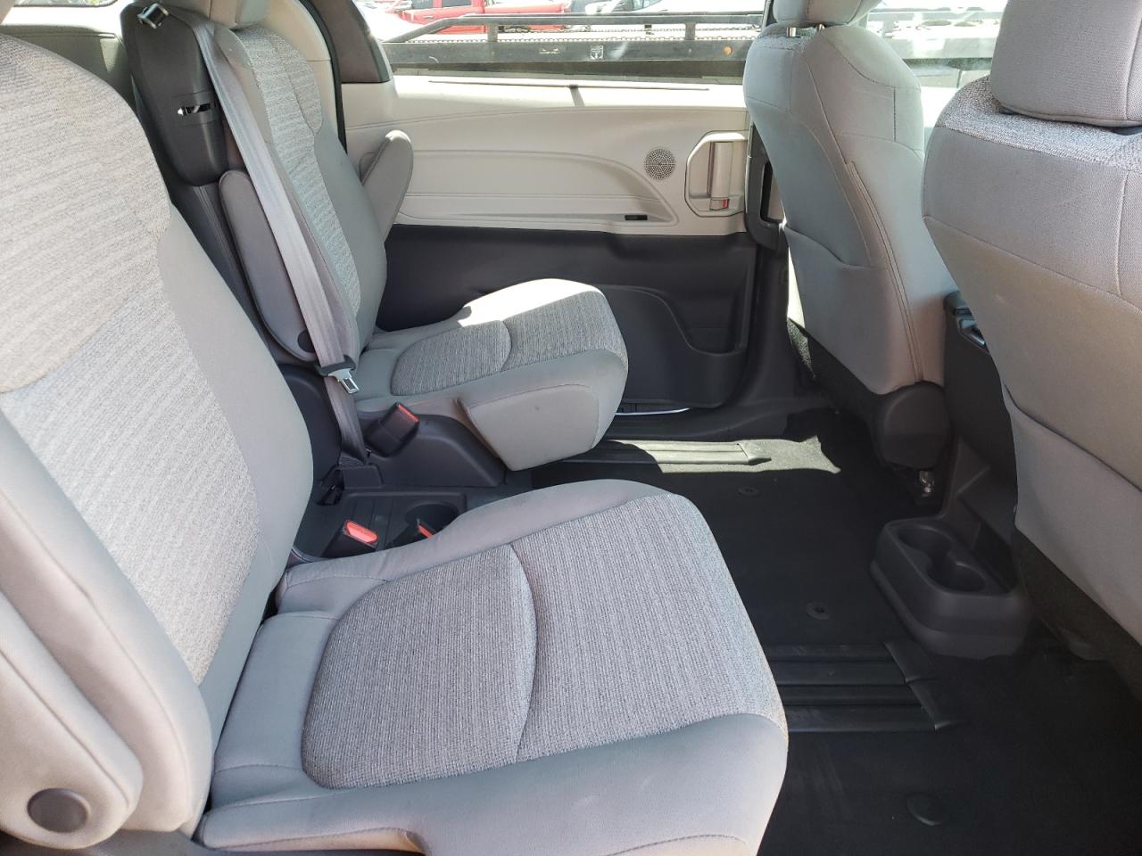 Photo 6 from auction – 2021 TOYOTA SIENNA LE with VIN 5TDKRKEC6MS023850