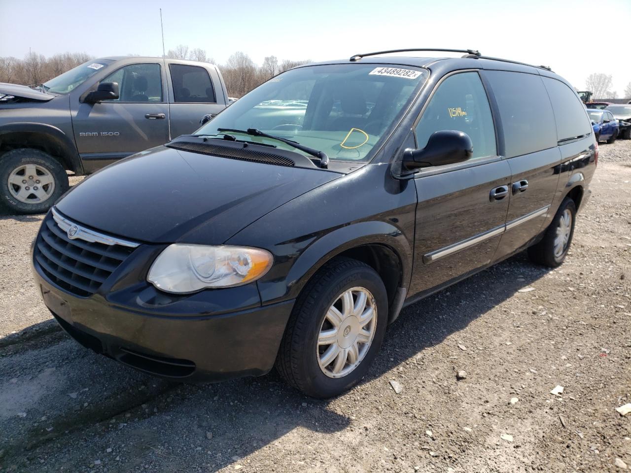 Photo 2 from auction – 2007 CHRYSLER TOWN & COU with VIN 2A4GP54L67R167548