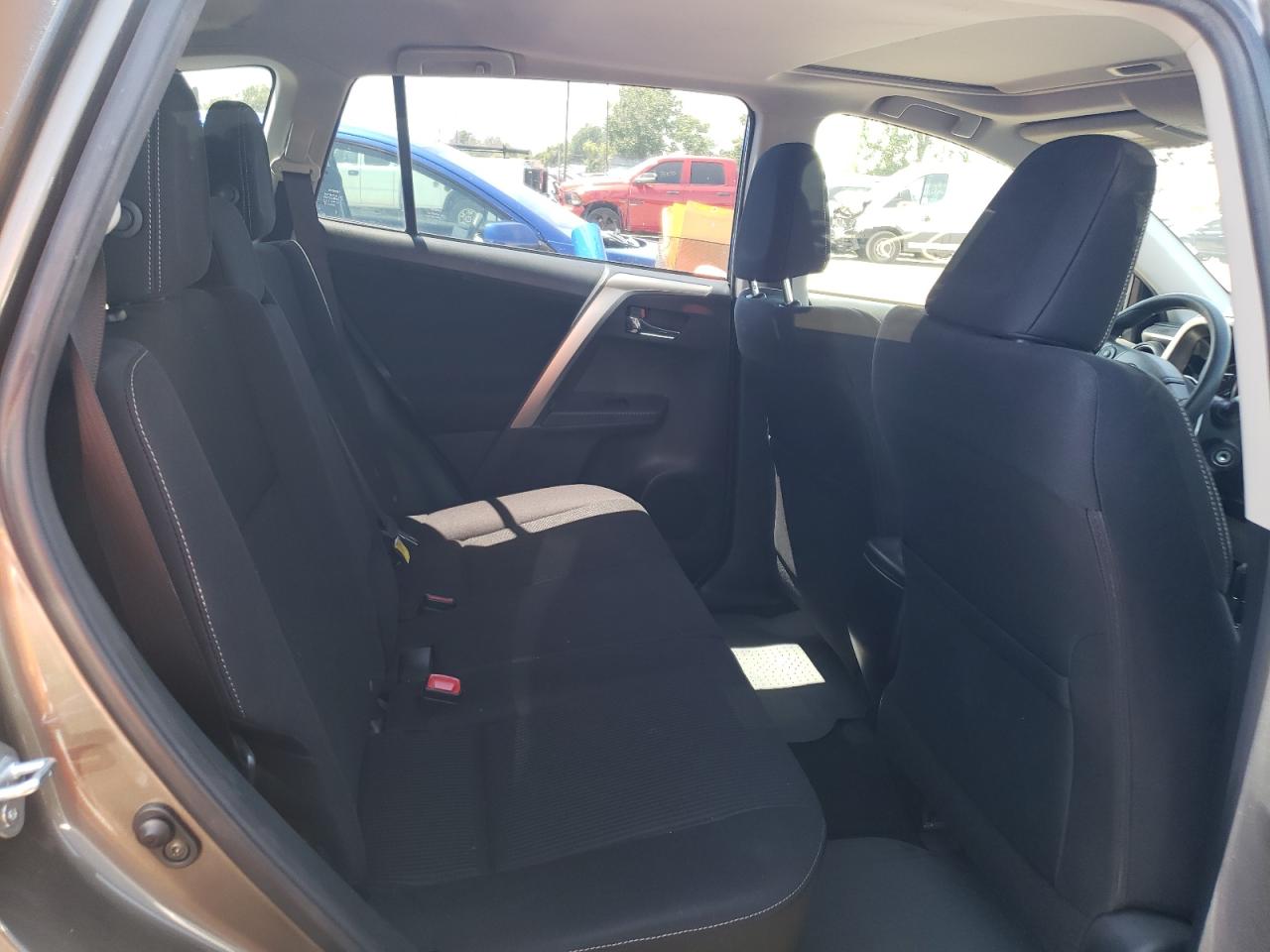 Photo 6 from auction – 2015 TOYOTA RAV4 XLE with VIN JTMWFREV5FD056549