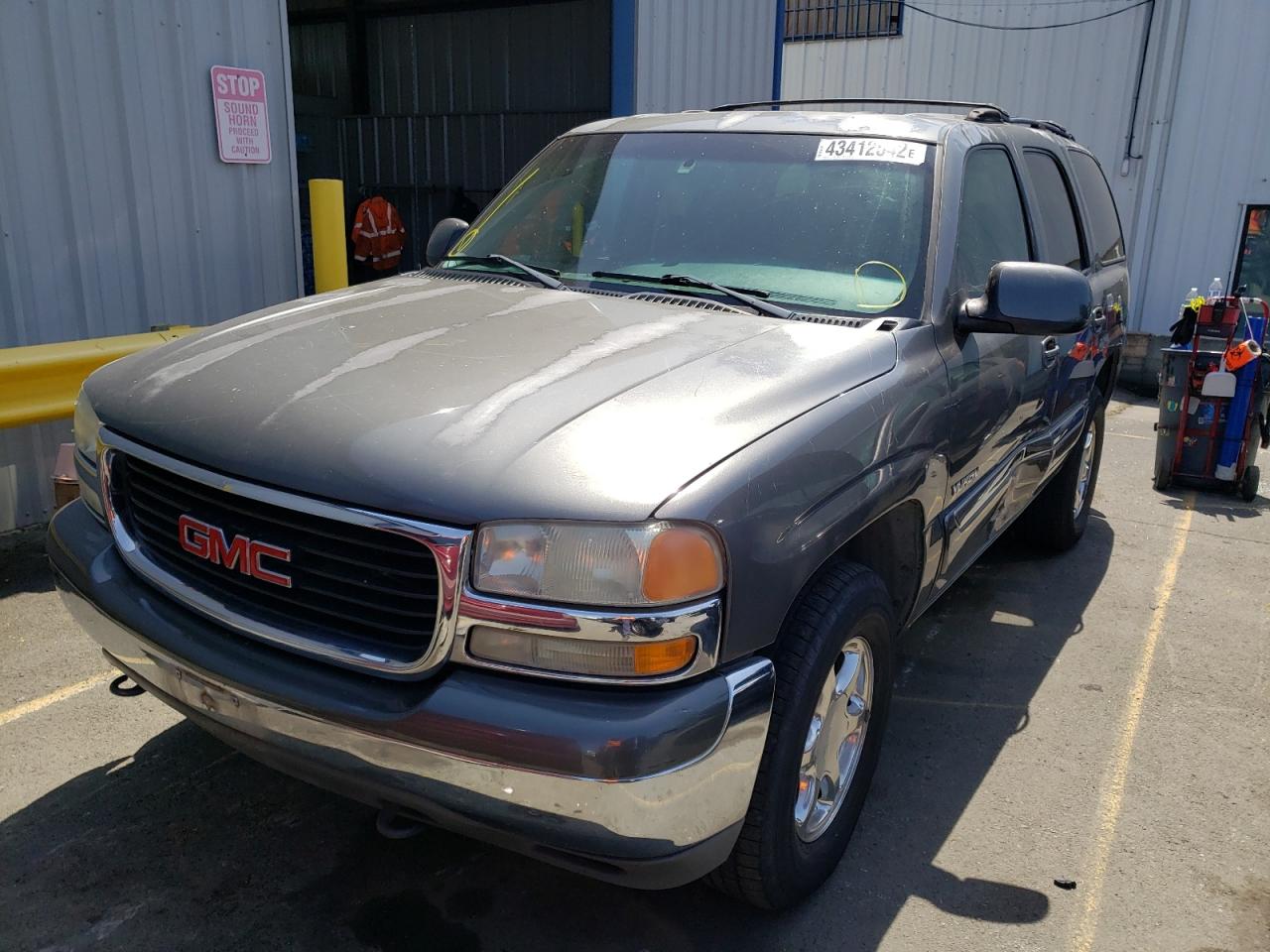 Photo 2 from auction – 2002 GMC YUKON with VIN 1GKEC13V22J277454